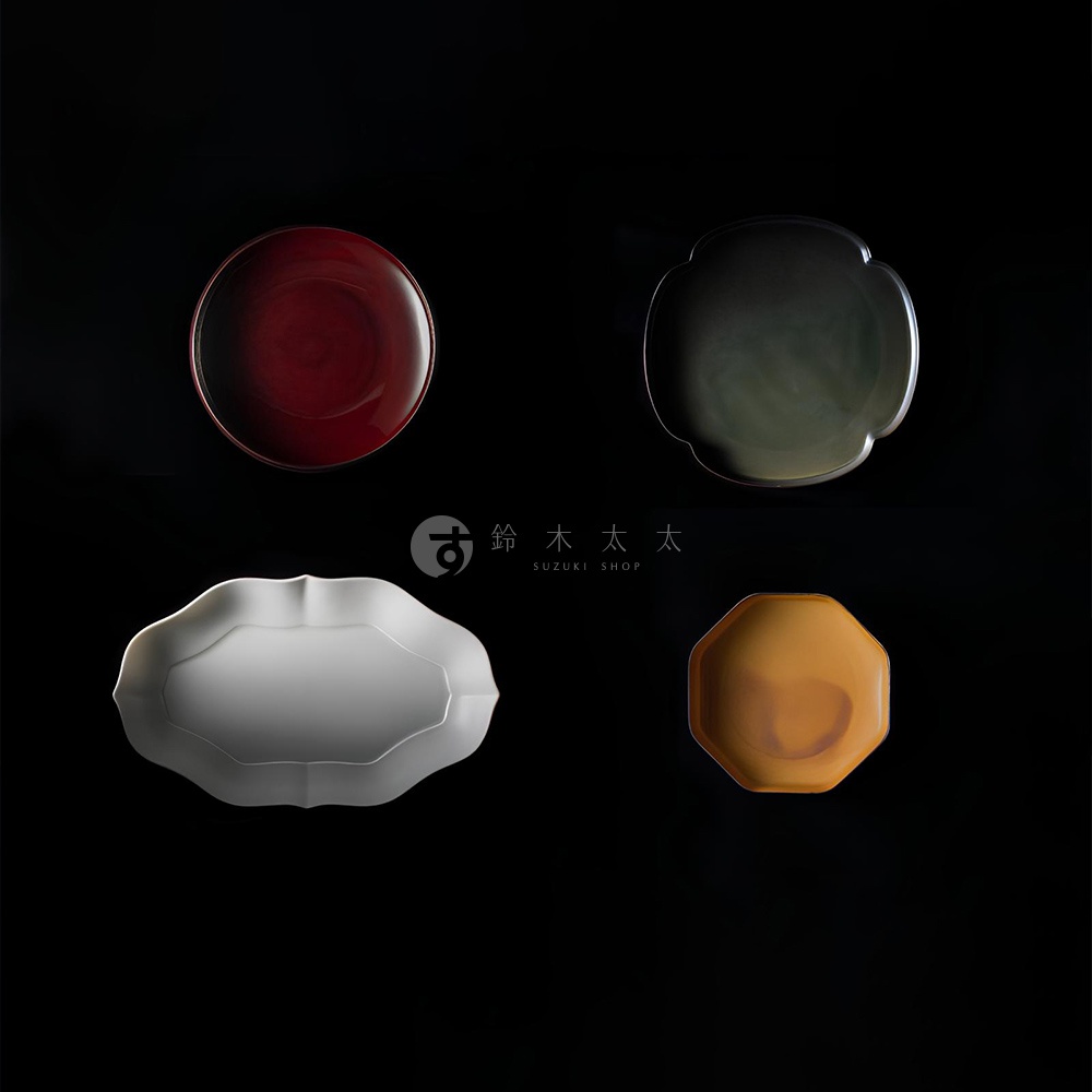 四個美濃燒花型盤，分別為深紅色圓盤、黑鐵釉花型盤、白色花型盤、黃褐色八角盤。