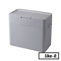 灰色塑膠製成的密封防臭按壓式垃圾桶，9.5公升容量，具有簡約的長方體造型和按壓式開啟的頂蓋。