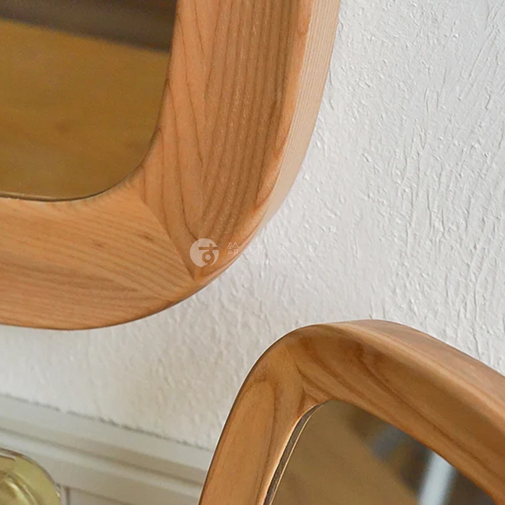 兩個橢圓形的木框萬用壁掛鏡，木框呈現天然原木色澤，線條圓潤。