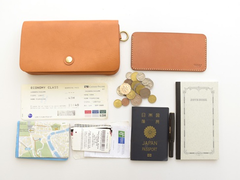 今回収納したモノたち。航空券3枚、地図、カード類、パスポート、ノート、万年筆、コイン、長札入れ(WL-91)。