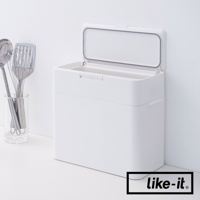 白色塑膠按壓式垃圾桶，容量9.5公升，垃圾桶蓋為透明設計，可向上開啟，側面有掛勾設計，旁邊有一個玻璃杯裝著廚房用具。