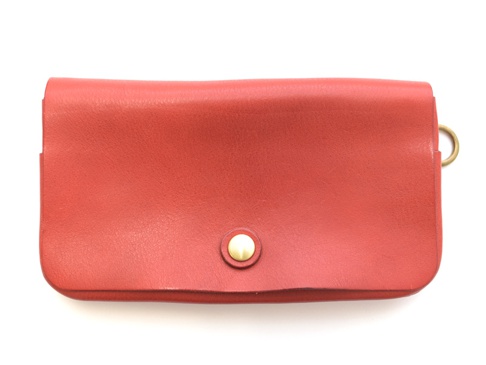 紅色皮革製的長夾，正面有一個金色鈕扣，右側邊緣有一個金屬環。