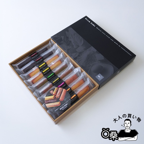 井桁堂費南雪棒蛋糕禮盒，黑色包裝內含多種口味的長條狀蛋糕，側面有商品標示。