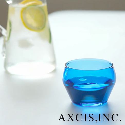 LAGOM 清透復古圓潤玻璃杯，S尺寸，藍色，圓潤的玻璃杯身，裝有藍色液體，杯口邊緣有細微的金屬色澤。