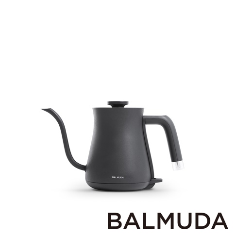 黑色 BALMUDA The Pot 手沖壺，具備細長彎曲的壺嘴，人體工學手柄，以及簡約的圓潤壺身設計，呈現霧面質感。