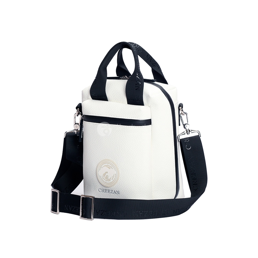 白色方形高爾夫側背包，採用紋理皮革材質，搭配黑色提把和可拆卸肩帶。包身正面有拉鍊口袋和品牌標誌。