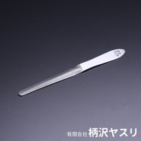 一支銀色金屬材質、曲面造型的極細高碳鋼銼刀，刀身佈滿細密銼紋，前端有品牌標誌。