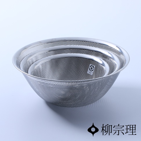 三個不同尺寸的不鏽鋼網狀瀝水盆，呈現銀色金屬光澤，盆壁佈滿細密圓孔，盆緣有加寬的圓滑邊緣。