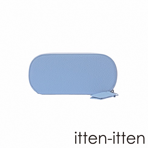itten-itten 淺藍色荔枝紋皮革圓角長夾，帶有同色皮革小掛飾