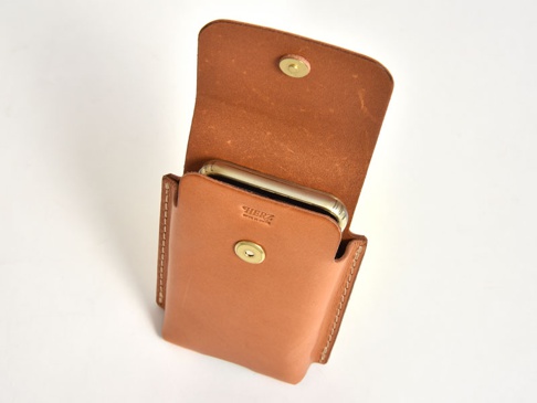 職人手作皮革三用手機收納包，經典棕色，採用天然皮革製作，帶有磁扣開合設計，可收納手機。