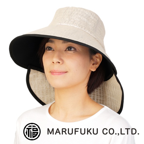 一位女性模特兒配戴MARUFUKU丸福纖維米白色寬緣遮陽帽，該帽款具有獨特的遮陽布片設計與黑色內裡，外層呈現細膩織紋，整體兼具防曬功能與簡約休閒風格，圖片左下方標註有MARUFUKU商標文字。