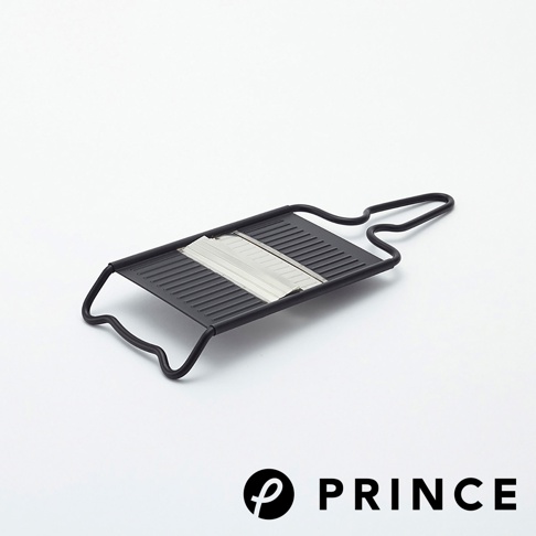 黑色金屬安全刨絲器，配有銀色不鏽鋼刀片，具有防滑腳和易握手柄，適合家中廚房使用。