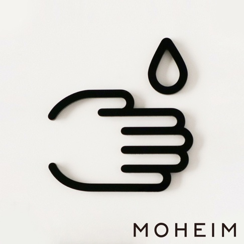 黑色簡約洗手標示牌，由線條構成，描繪一隻手與一滴水滴，適合用於廁所或公共場所。