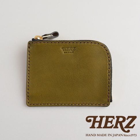 職人手作橄欖綠皮革L型拉鍊迷你短夾，正面壓印有HERZ品牌標誌，使用黃銅色拉鍊，邊緣縫線清晰。