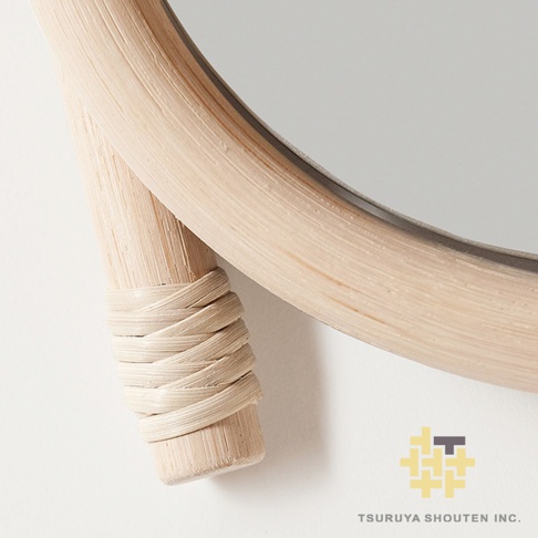 藤編圓鏡，鏡框採用天然淺木色藤條編織而成，部分藤條以較細的藤蔓纏繞裝飾，呈現樸實自然的質感。