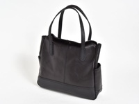 黑色皮革直式肩背托特包，設有兩條提把，包身有縫線裝飾，側面有外袋，底部有加厚皮革。