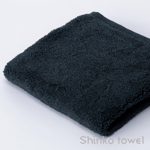 深灰色長纖匹馬棉浴墊，表面絨毛蓬鬆柔軟，質感細膩。