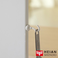 平安伸銅 桌上型磁吸廚房收納架 SPL-9WH，一個白色磁吸掛鉤掛著一把不鏽鋼量匙