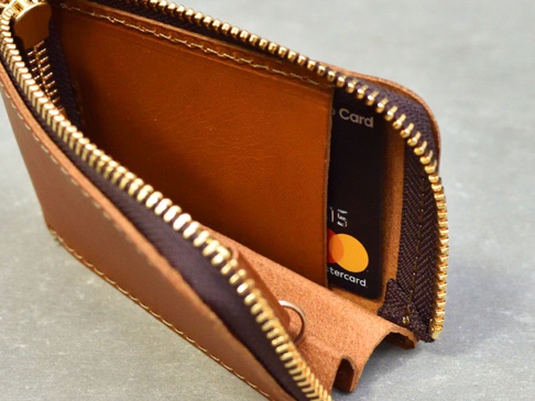 マチが無いポケットなのでプラスチックのカードが1枚といった収納力です。取り出しやすさを考え、少し浅く仕上げています。