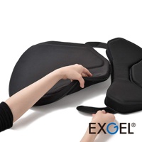 一雙手正操作著兩個黑色輕薄汽車用坐墊，其中一個坐墊的邊緣被提起，露出其內部材質。