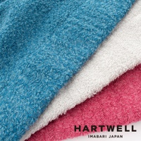 三條今治柔彈低摩擦美髮半浴巾，分別為藍色、白色和粉紅色，材質柔軟，具有細緻的毛圈紋理。