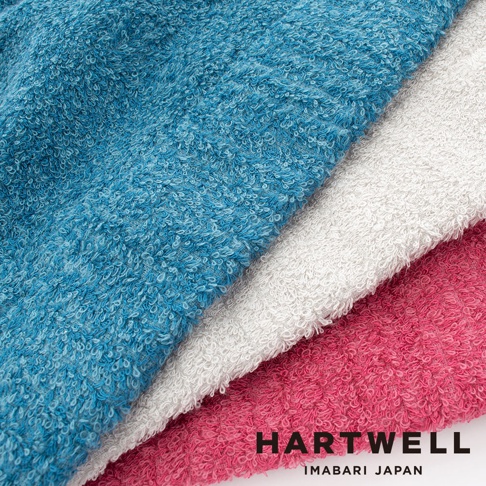 三條今治柔彈低摩擦美髮半浴巾，分別為藍色、白色和粉紅色，材質柔軟，具有細緻的毛圈紋理。