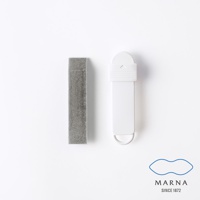 長條狀的灰色去污橡皮擦，旁邊是白色塑膠筆狀的橡皮擦保護套，上方有箭頭標誌。