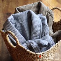 籃子裡有兩件雙面紗布浴袍，一件是灰色，一件是卡其色。兩件浴袍都採用立體織紋設計，並繫有腰帶。