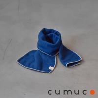 CUMUCO品牌藍色六層紗運動毛巾，質地輕透，速乾，短版設計，邊緣有白色滾邊，一角有品牌標籤。