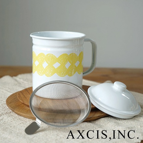 白色琺瑯濾油壺，壺身飾有黃色交織圖案，配有銀色金屬濾網和白色琺瑯壺蓋。