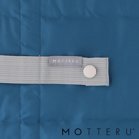 藍色方形保冷束口袋，側面有灰色織帶，織帶上有「MOTTERU」品牌標籤和一個圓形按扣。