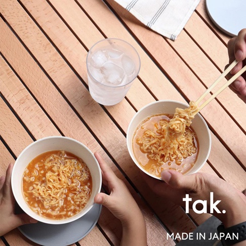 兩組白色 FIT DISH 餐碗，各裝有泡麵，其中一碗由手持筷子撈起泡麵，旁邊有一杯冰水。