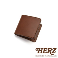 職人手作皮革經典雙折短夾，採用棕色皮革製成，車線整齊，設計簡約。