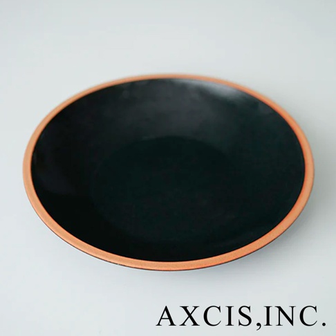 PURE 素燒百搭陶瓷義大利麵盤，黑色內裡，外緣為裸色陶土，簡約素雅，適合盛裝各式料理。