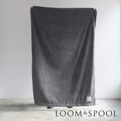 GRAU 立體直紋純棉微厚單人毯，灰色，表面有垂直細紋與水平條紋交錯的立體紋理，材質為純棉。