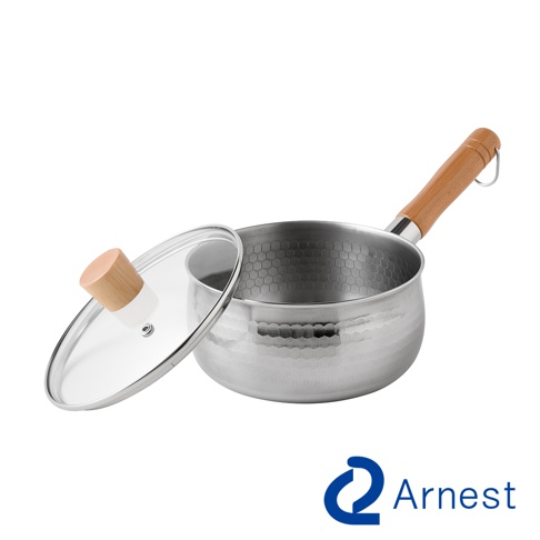 Arnest品牌燕三條不鏽鋼雪平鍋，外觀呈現經典蜂巢狀凹凸紋理，配有木質手柄與對應木質把手的透明玻璃蓋，呈現簡約日式風格。