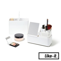 白色手提式雙層化妝品收納箱，附有鏡子，可收納化妝刷、口紅、粉底等美妝品。