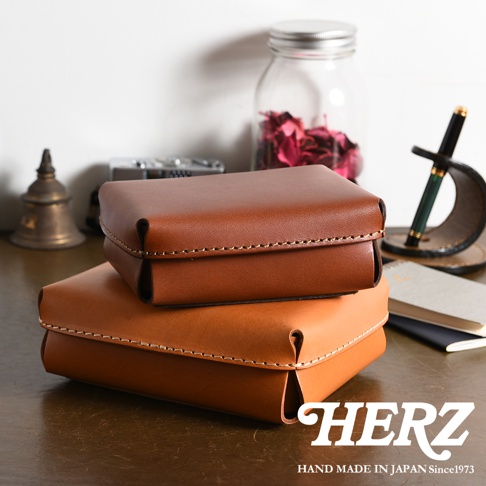 兩件式職人手作皮革小物收納盒，上層為深棕色，下層為淺棕色，皆採用縫線裝飾，材質為皮革。