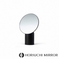 黑色桌上型圓形化妝鏡，鏡面可調節角度，鏡座為圓柱形。