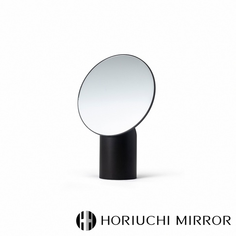 黑色桌上型圓形化妝鏡，鏡面可調節角度，鏡座為圓柱形。