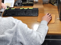 職人手作皮革滑鼠墊板 (KZ-70)，淺棕色皮革，邊緣縫線清晰，置於木質桌面。