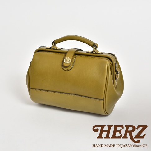 職人手作皮革口金醫生單肩包，橄欖綠色，採用光滑皮革材質，設有頂部提把、金屬扣環及側邊金屬配件。