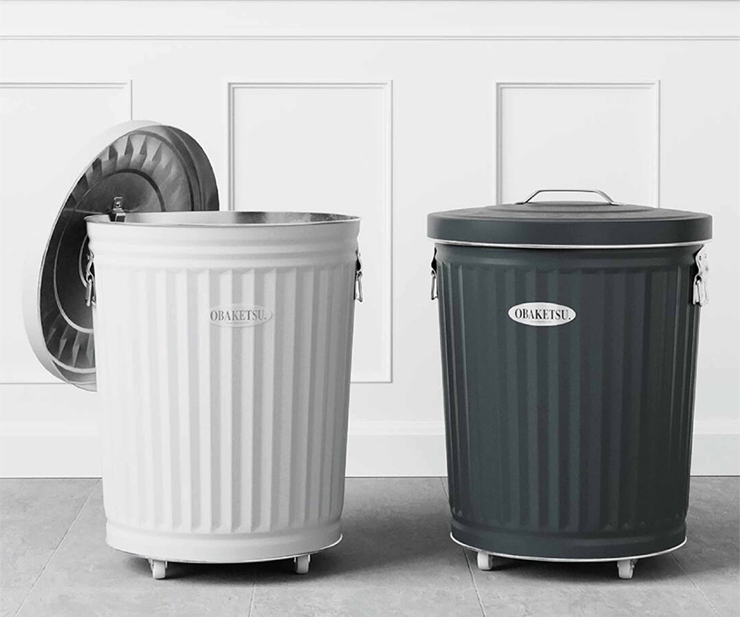 兩個 OBAKETSU 附輪垃圾桶，一個白色，一個炭灰色，白色垃圾桶的蓋子打開著。