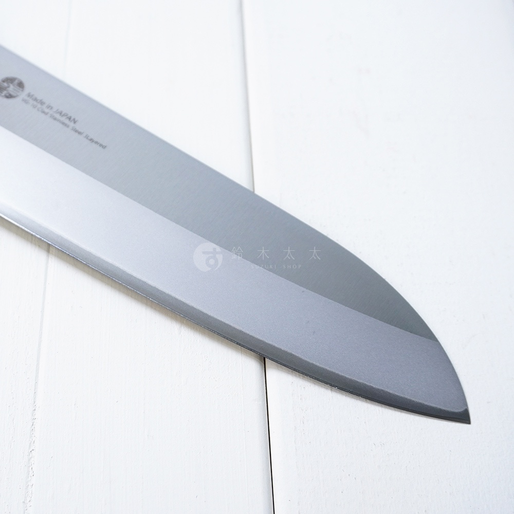 燕三條 VG-10 不鏽鋼三德刀，刀刃呈銀色，由 VG-10 不鏽鋼製成，有「Made in JAPAN」和「VG-10 Stainless Steel Layered」字樣。