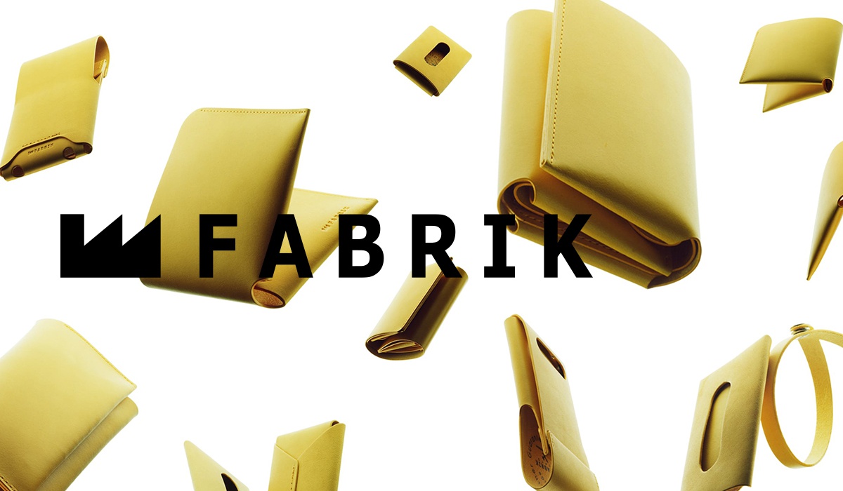圖片中的文字是 FABRIK，周圍散佈著許多黃色的皮革製品，包含錢包、卡夾等，以雜亂的懸浮方式呈現。