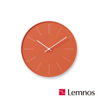 橘色圓形時鐘，表面有白色線條標示的刻度，搭配兩根白色指針。