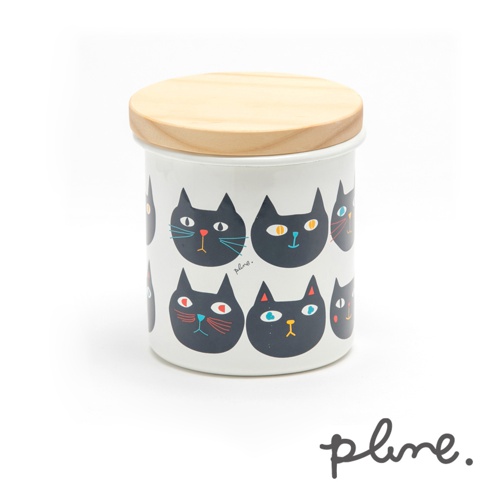 琺瑯材質的圓柱形儲物罐，白色罐身印有排成兩列的可愛黑色貓咪頭圖案，每隻貓咪的表情和配色皆不同。罐子配有淺色木質密封蓋。
