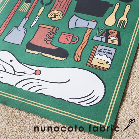 無框帆布藝術海報，以綠色為底，印有卡通風格的露營物品，如靴子、斧頭、營火木材、鍋子、湯匙、叉子、鏟子、刀、火柴盒和書籍，以及一隻白色的動物。