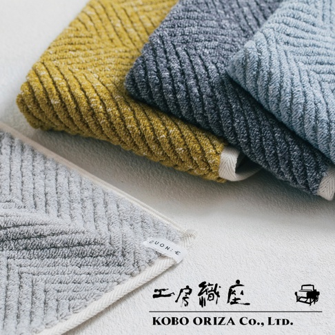 四色棉麻混紡人字紋快乾浴墊，質地柔軟，紋理清晰，呈現溫暖的居家氛圍。