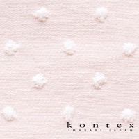 粉色紗布織品，帶有白色蓬鬆圓點圖案，質地輕柔，適合嬰兒使用。